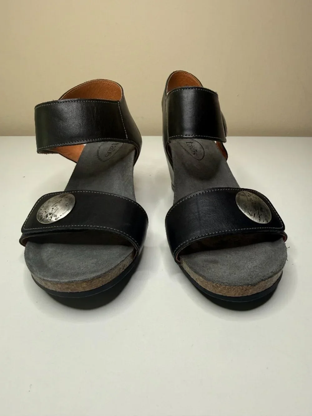 Taos Carousel 3 Wedge Sandal Womens 8-8.5 Black Leather Medallion Strap Open Toe